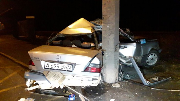 В Алматы 2 человека пострадали  в жуткой аварии