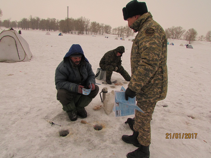 В Семее рейды по местам подледного лова продолжаются