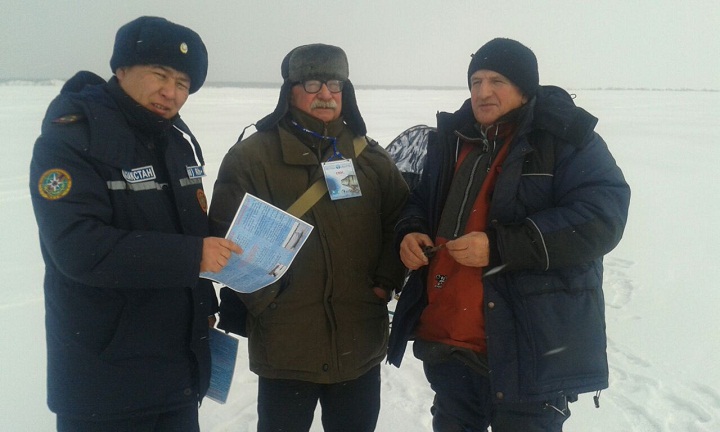 В Семее рейды по местам подледного лова продолжаются