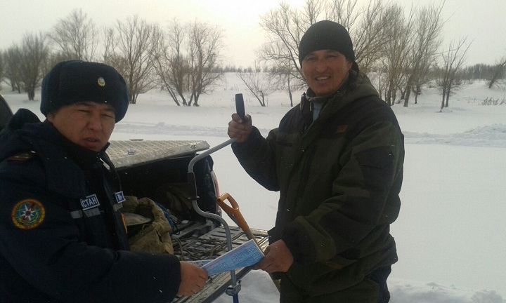 В Семее рейды по местам подледного лова продолжаются