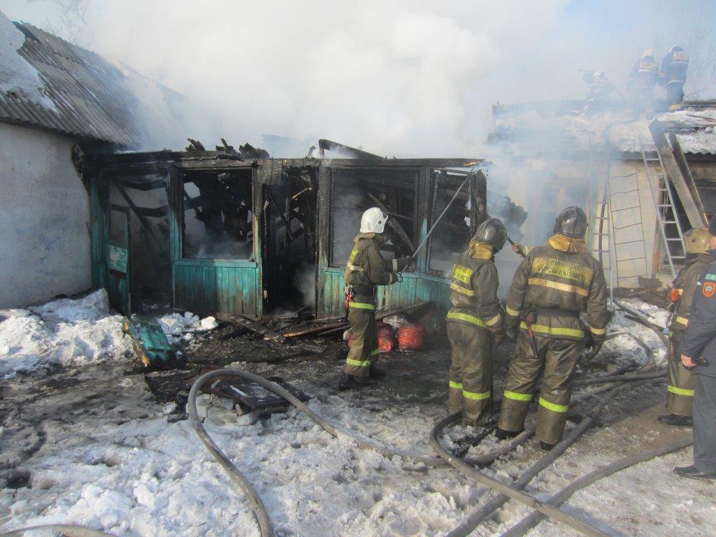 В Семее мужчина спас двоих детей и женщину во время пожара в жилом доме