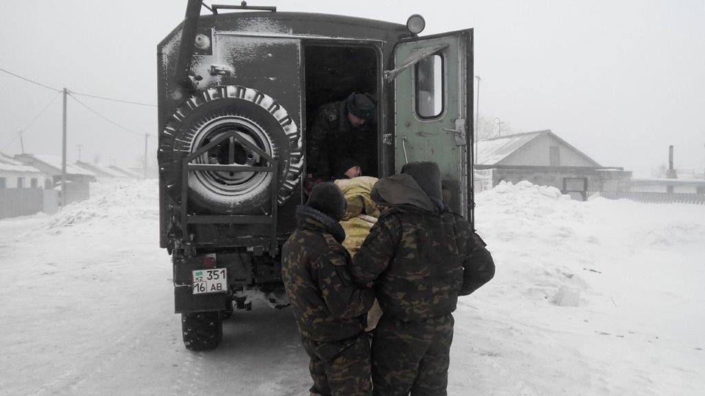 В Семее автомобиль «скорой» не мог проехать к экстренному больному из-за метели и сугробов