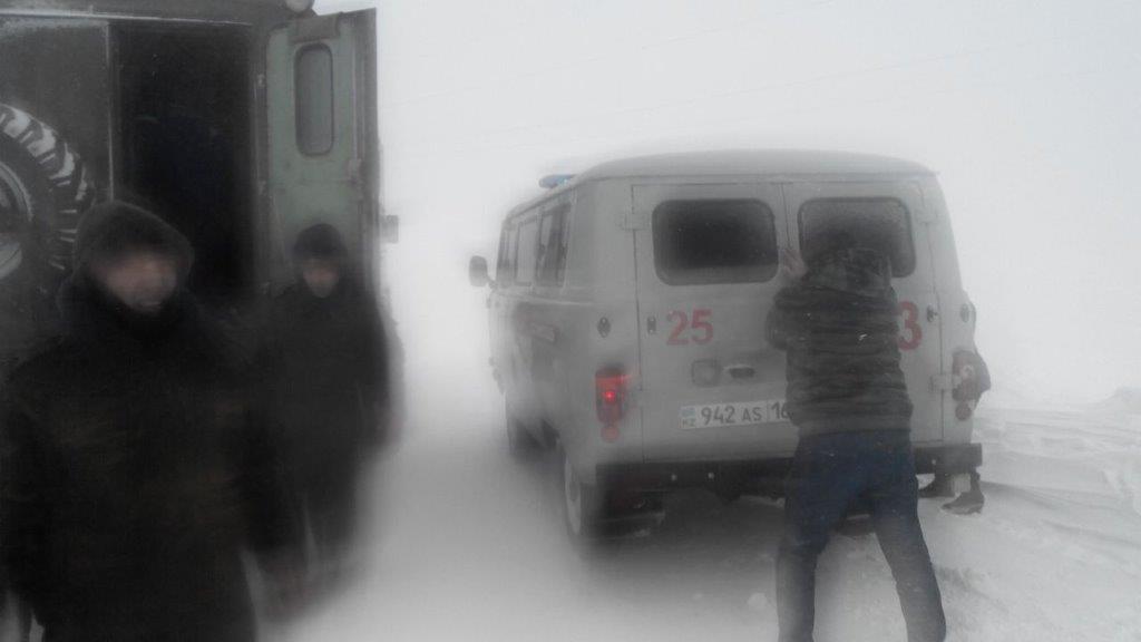 В Семее автомобиль «скорой» не мог проехать к экстренному больному из-за метели и сугробов