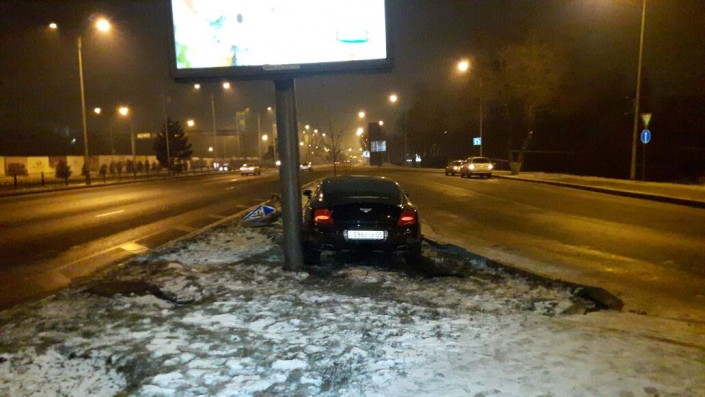 В Алматы водитель «Bentley» влетел в столб