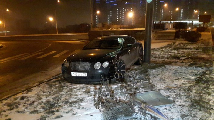 В Алматы водитель «Bentley» влетел в столб