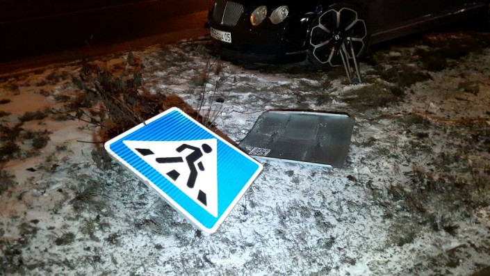 В Алматы водитель «Bentley» влетел в столб
