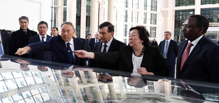 Президенты Казахстана и Узбекистана провели осмотр достопримечательностей Астаны 