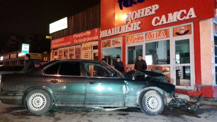 В Алматы пьяный водитель врезался в донерную