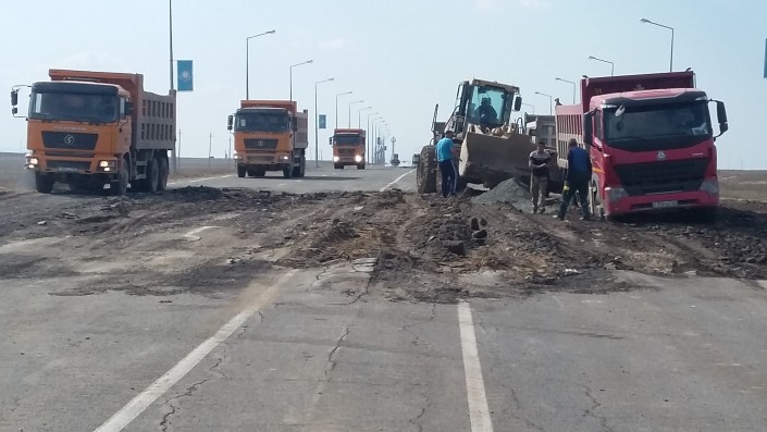 Рабочие повредили автодорогу к аэропорту Cемея, пока ремонтировали его взлетную полосу