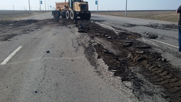 Рабочие повредили автодорогу к аэропорту Cемея, пока ремонтировали его взлетную полосу