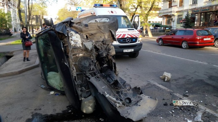 3 человека пострадали в серьёзной аварии в Алматы