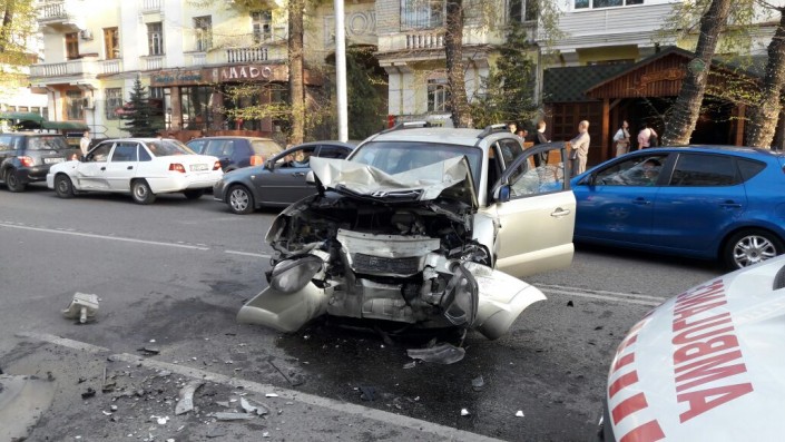 3 человека пострадали в серьёзной аварии в Алматы