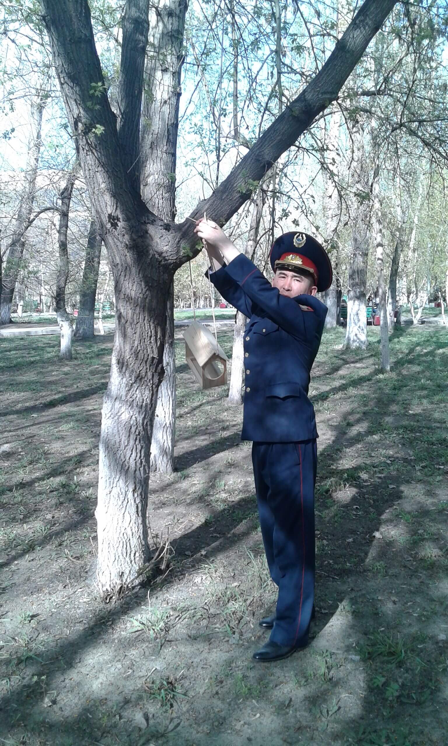 В Семее дети вместе с полицейскими повесили новые скворечники