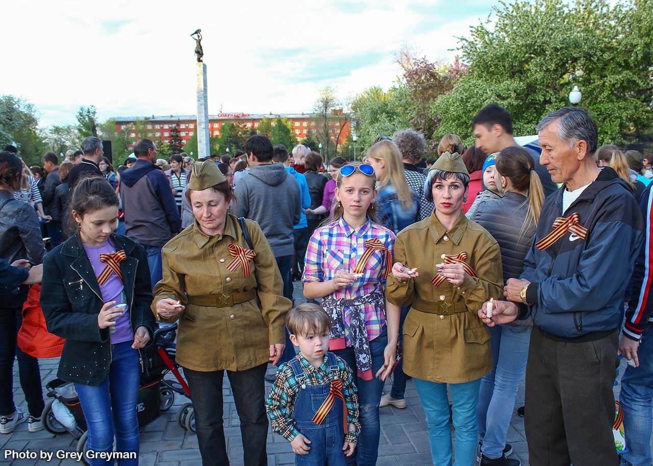 8 мая вечером в Семее в Сквере Победы прошла акция «Зажги свечу»