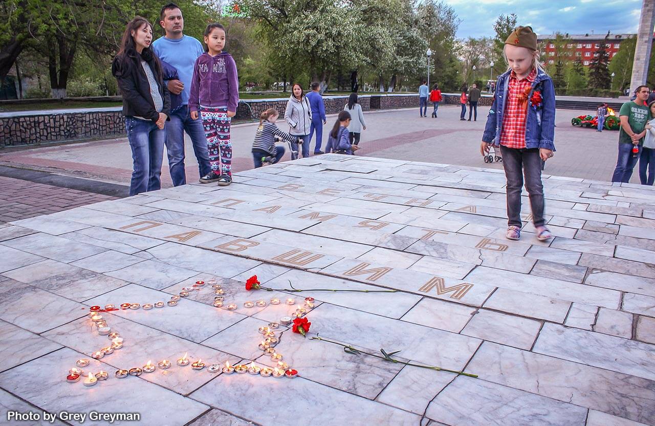 8 мая вечером в Семее в Сквере Победы прошла акция «Зажги свечу»