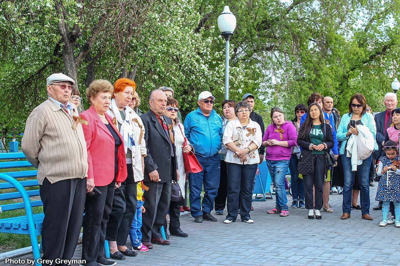8 мая вечером в Семее в Сквере Победы прошла акция «Зажги свечу»