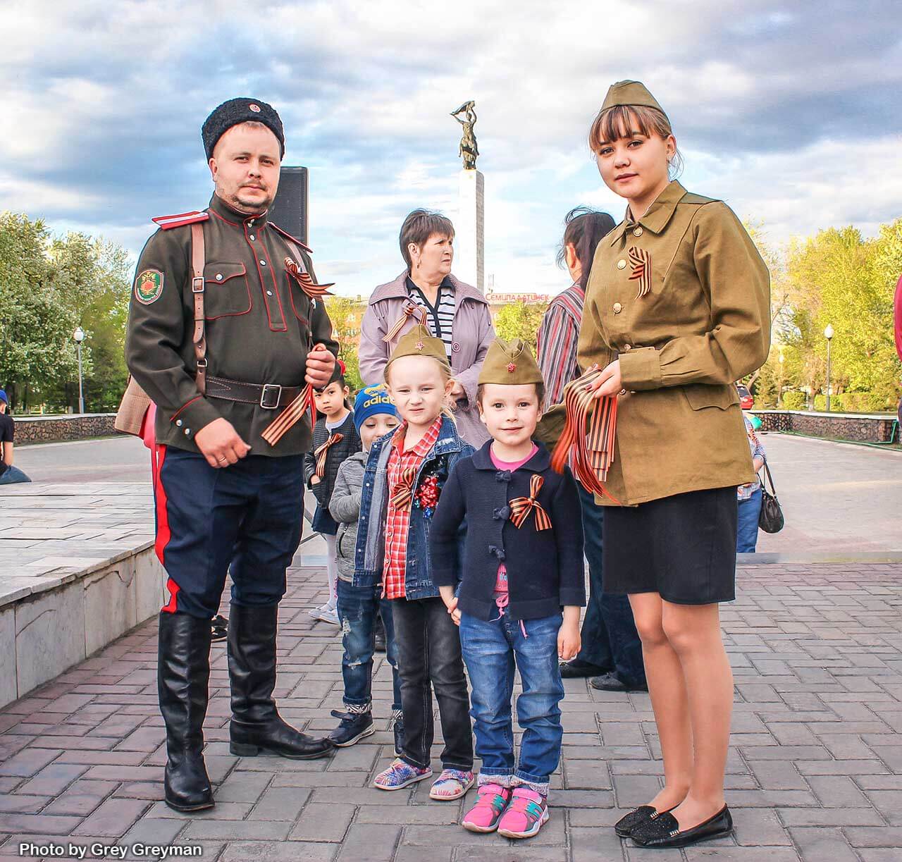 8 мая вечером в Семее в Сквере Победы прошла акция «Зажги свечу»