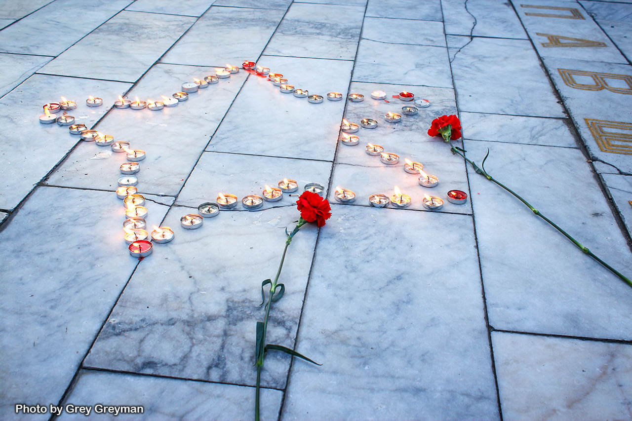 8 мая вечером в Семее в Сквере Победы прошла акция «Зажги свечу»