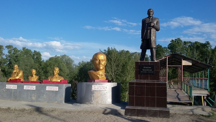 Тракторист из Семея за свой счет установил памятник Алихану Букейханову