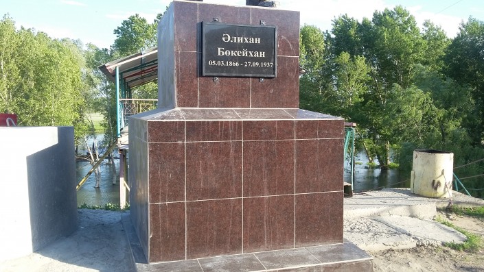 Тракторист из Семея за свой счет установил памятник Алихану Букейханову