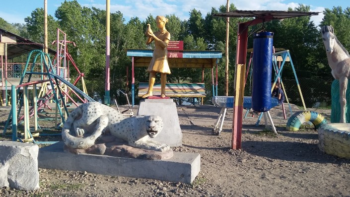 Тракторист из Семея за свой счет установил памятник Алихану Букейханову