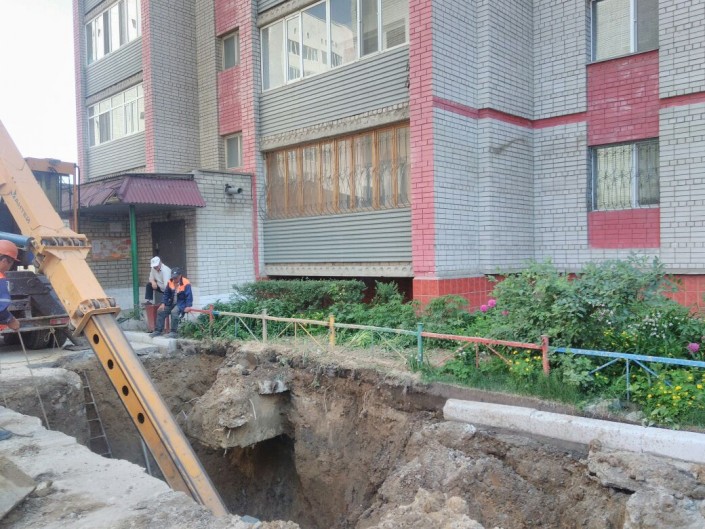 Асфальт проваливается у многоэтажек в Семее