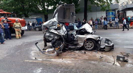 В Алматы у автобуса отказали тормоза: пострадали несколько авто