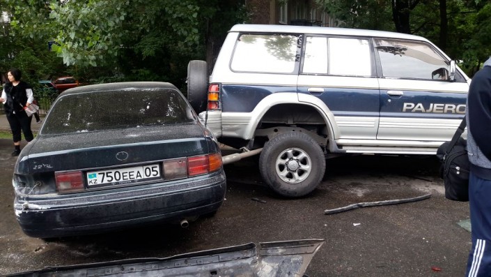 В Алматы у автобуса отказали тормоза: пострадали несколько авто