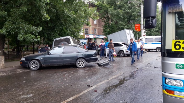 В Алматы у автобуса отказали тормоза: пострадали несколько авто