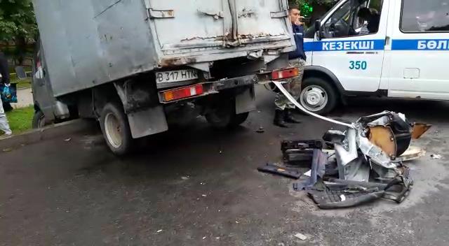 В Алматы у автобуса отказали тормоза: пострадали несколько авто