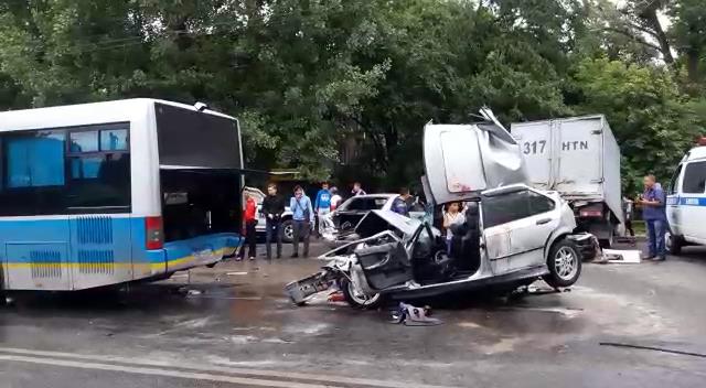 В Алматы у автобуса отказали тормоза: пострадали несколько авто