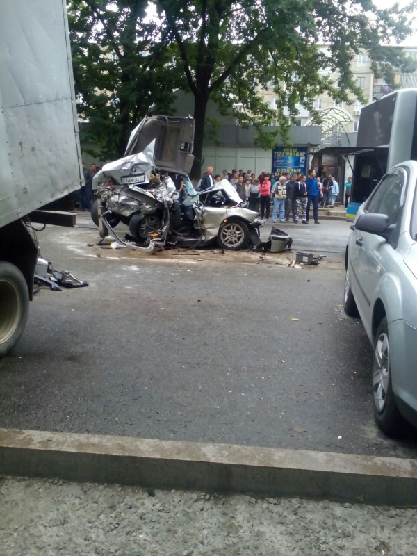 В Алматы у автобуса отказали тормоза: пострадали несколько авто