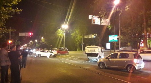 В Алматы в результате ДТП перевернулся внедорожник