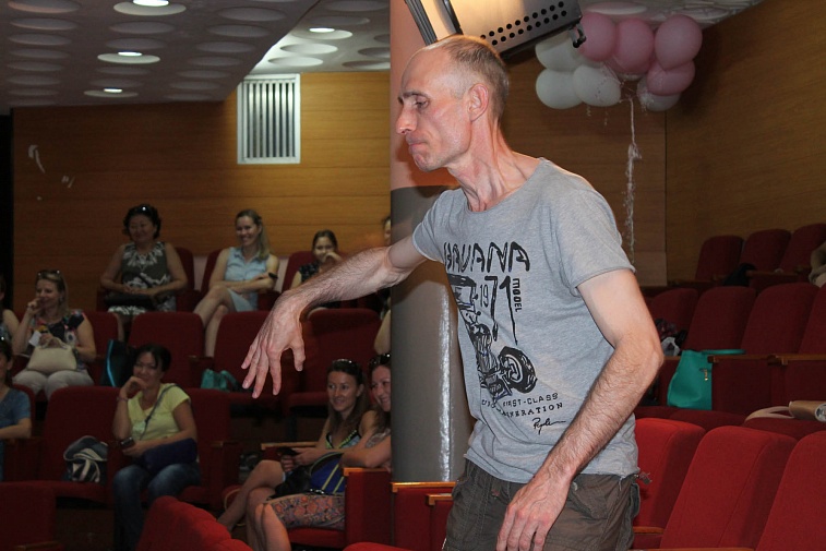 В театра имени Ф. М. Достоевского проводится театральный практикум для желающих научиться азам актерской игры