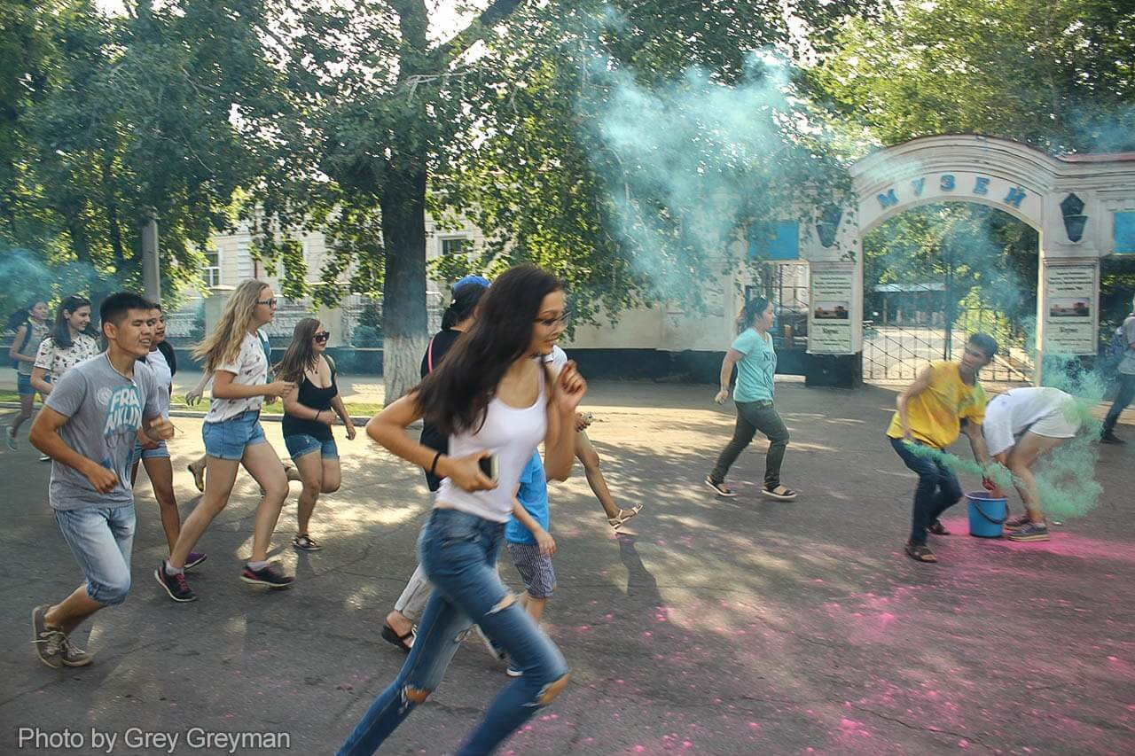 Праздник красок «ЯркоКросс» прошёл в Семее