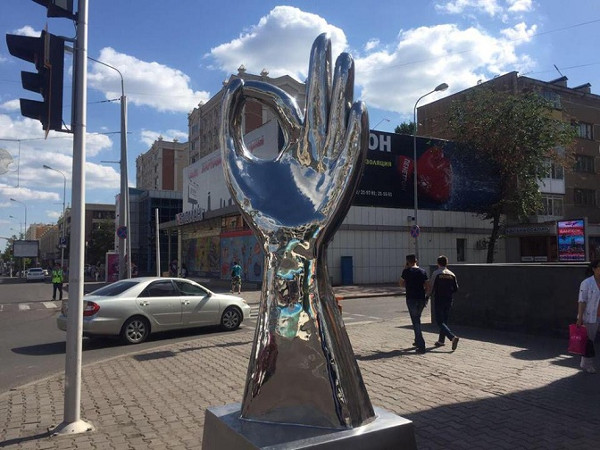 Хромированные инсталляции в Астане