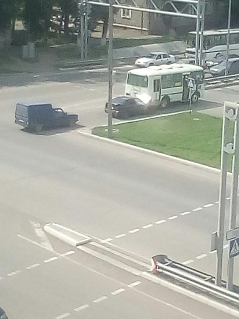 автомобиль врезался в автобус