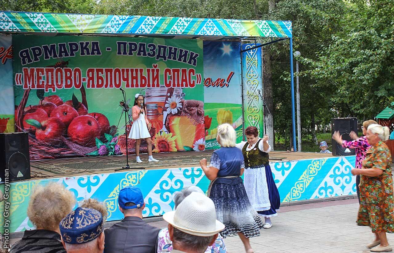 Праздник-ярмарка «Медово-яблочный Спас» в Семее
