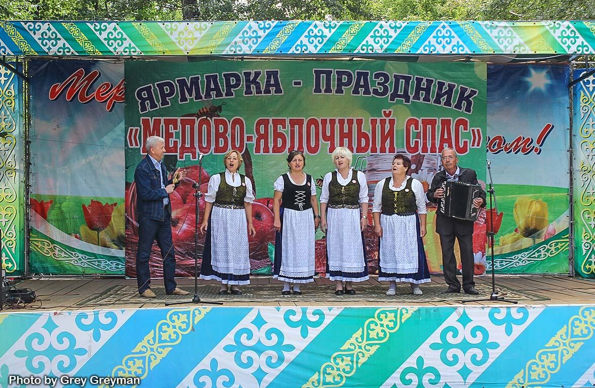 Праздник-ярмарка «Медово-яблочный Спас» в Семее