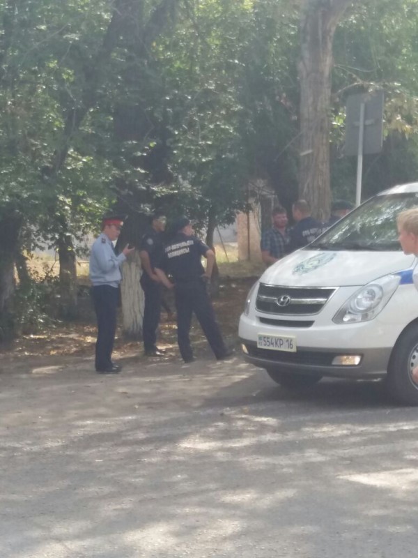 Окровавленный мужчина забежал в свою бывшую школу в Семее