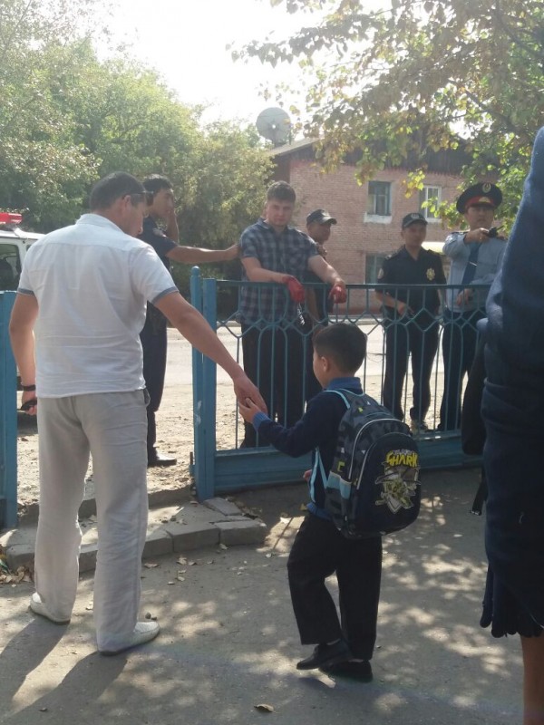 Окровавленный мужчина забежал в свою бывшую школу в Семее