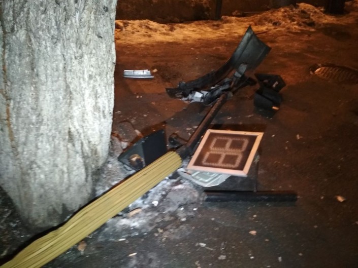 водитель снёс светофор