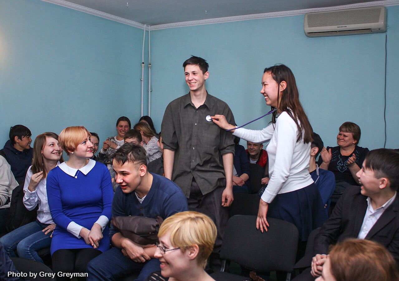 «Дарите девушкам цветы»