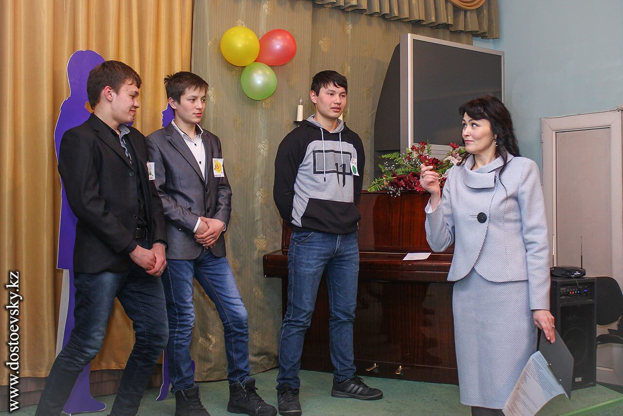 «Дарите девушкам цветы»