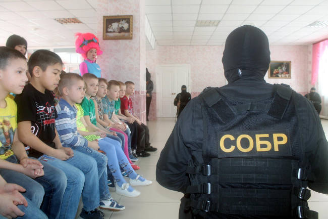 полицейский спецназ в детском доме Семея 