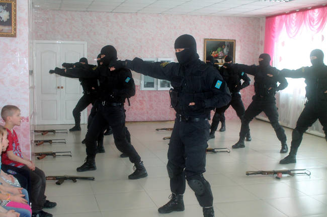 полицейский спецназ в детском доме Семея 
