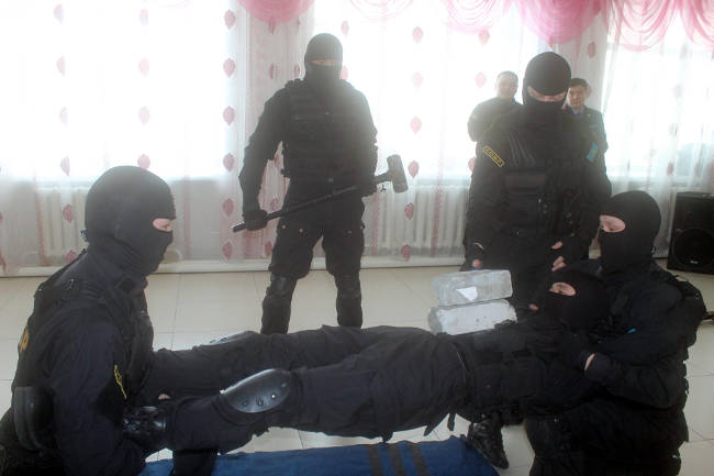 полицейский спецназ в детском доме Семея 