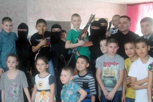 полицейский спецназ в детском доме Семея 