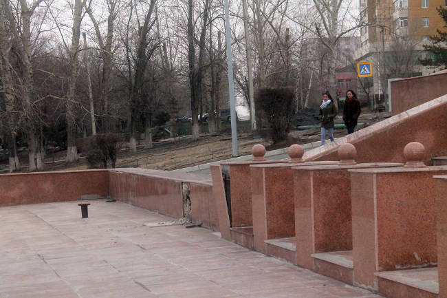На монументах и памятниках в Семее отваливается плитка