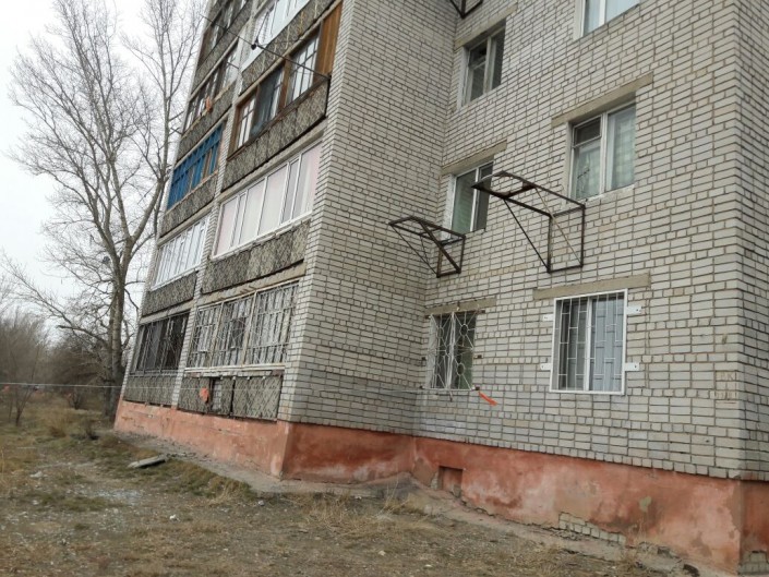 фото из квартир Семея, где были выбиты стекла